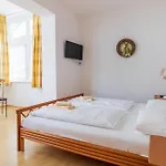 9 Eden * Binz